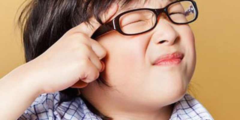 Đeo k&iacute;nh kh&ocirc;ng độ kh&ocirc;ng c&oacute; hại